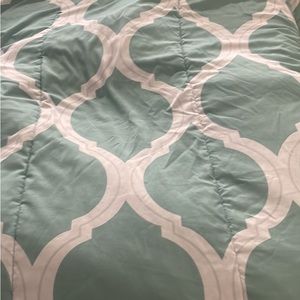 Comforter & Pillow Shams